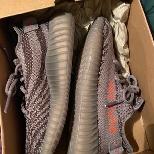 Like new worn once yeezys great condition